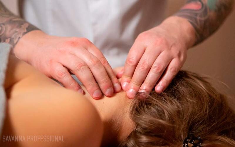 масаж шийно-комірцевої зони